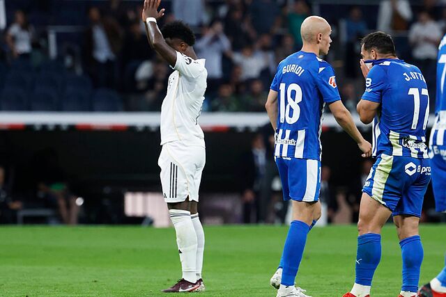 Vincius pide perd�n al Bernab�u tras anotar su gol.