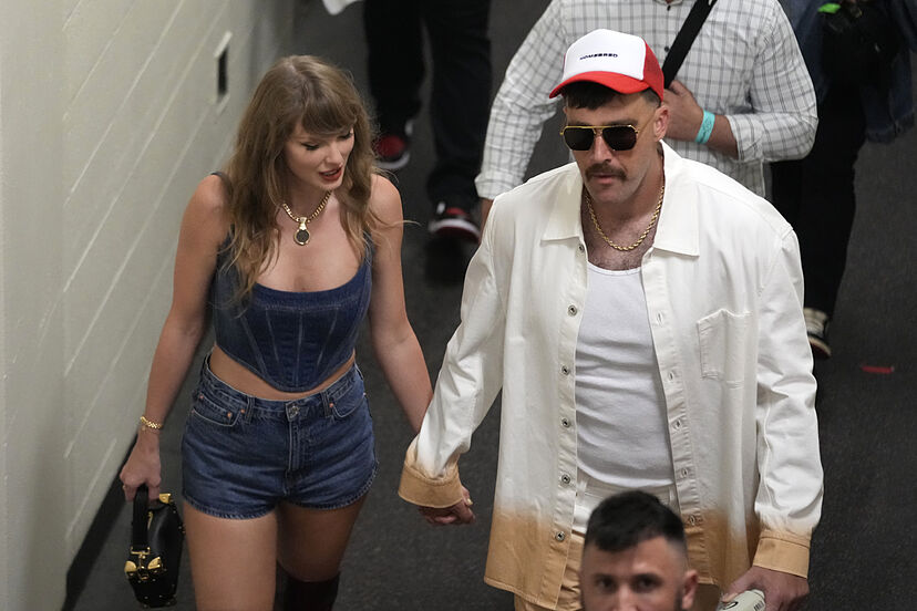 Travis Kelce and Taylor Swift left Arrowhead Stadium hand in hand with  overwhelming confidence | Marca
