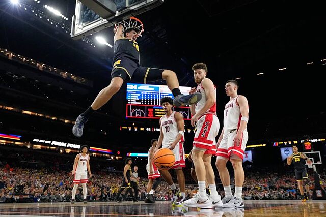 Aday Mara hace un mate en la semifinal de la Final Four ante Arizona.