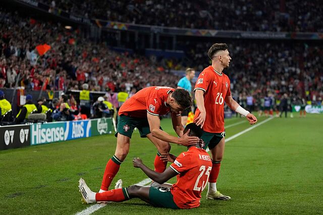 Nuno Mendes celebra en el suelo su gol ante Espa�a