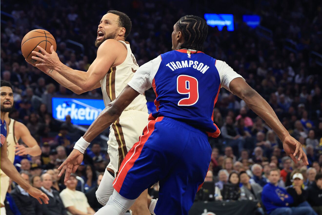 Golden State Warriors guard Stephen Curry (30) shoots against Detroit...