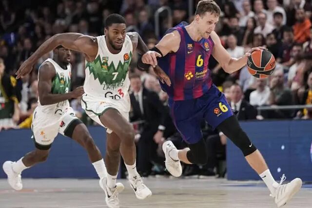 Vesely trata de subir el bal�n ante la defensa de Moses Wright en el partido de ida.