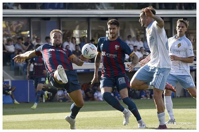 Pulido se estira para evitar que Dani G�mez llegue al bal�n en el �rea local