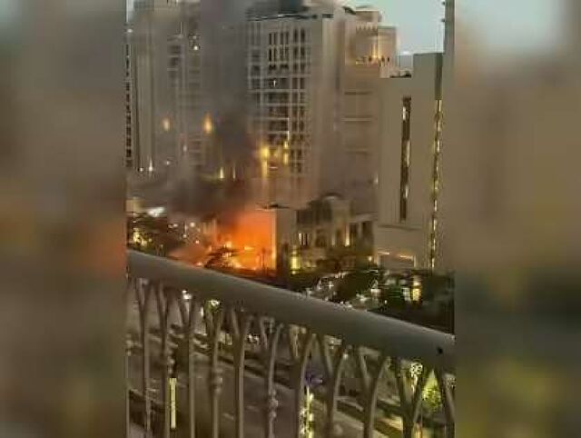El hotel Fairmont en Dubai, en llamas tras el impacto de un misil iran�.