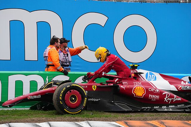 Lewis Hamilton saliendo de su monoplaza segundos despu�s de su accidente en los Pa�ses Bajos.