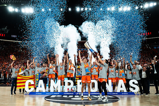 El Valencia levanta el trofeo de campe�n de la Liga Femenina Endesa.