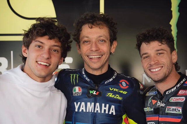 Rossi posa con Antonelli y Bezzecchi en su rancho.