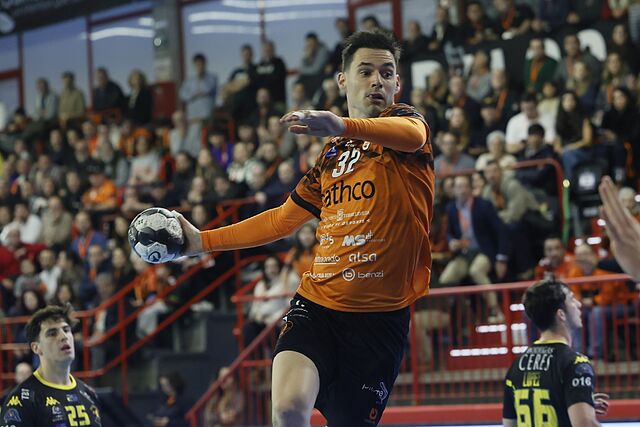 �ngel Fern�ndez, del Torrelavega, durante el partido contra el Villa de Aranda.