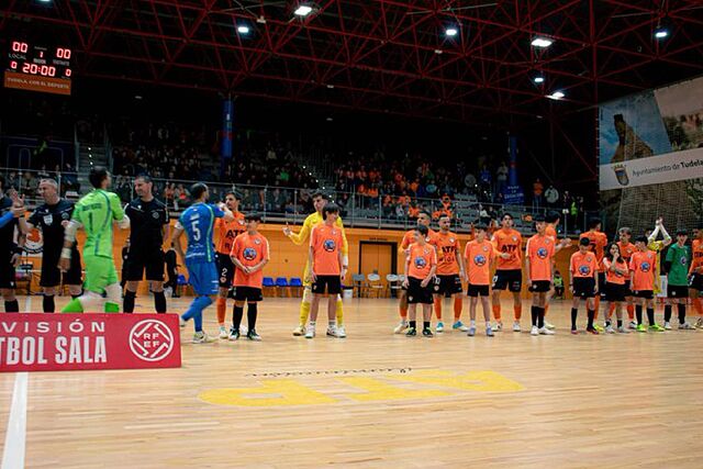 Los jugadores de ATP Iluminaci�n Tudelano Ribera Navarra y Vi�a Albali Valdepe�as se saludan antes de un partido en el Ciudad de Tudela