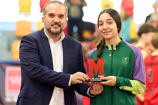 Miriam Zorrilla, recibiendo el MVP MARCA MADCUP Basket �lite Sub-16 femenino.