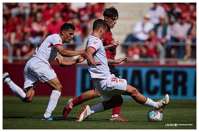 Barzic, que fue expulsado al inicio de la segunda parte, tapona el disparo de Unax del Cura