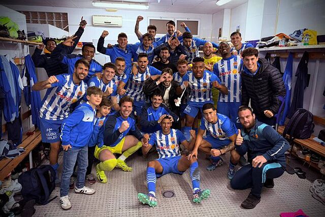 Los protagonistas del "corro de la patata' celebran la victoria ante el Atl�tico Malague�o