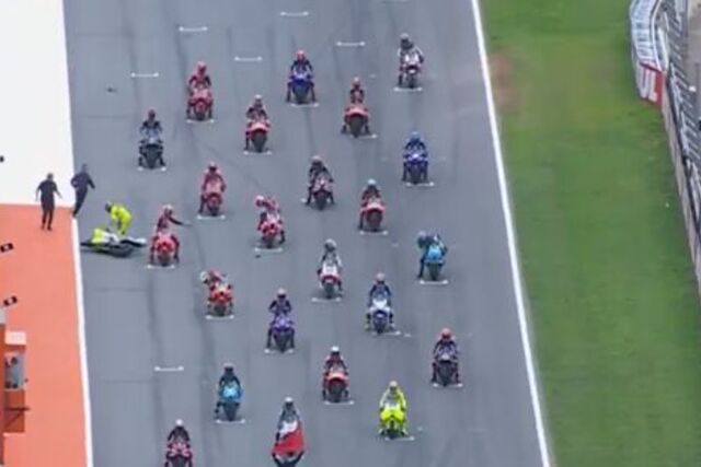 Morbidelli, ca�do y Aleix, mirando su moto.