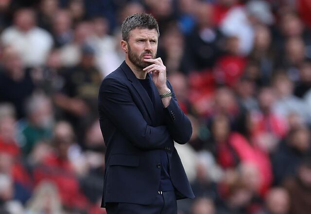 Carrick, pensativo en el banquillo del Manchester United