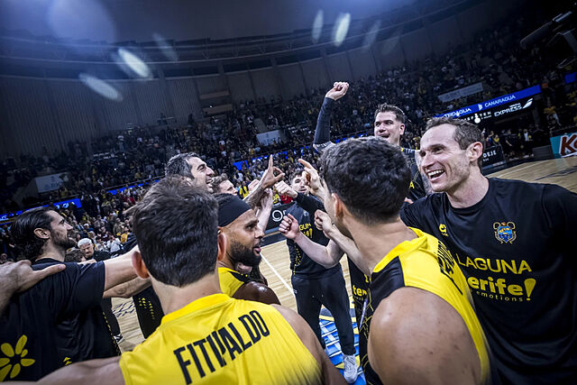 Los jugadores de La Laguna celebran su triunfo y su pase a la Final Four.