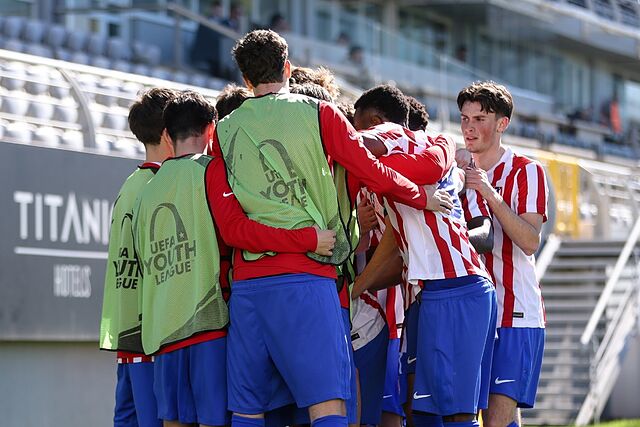 Los jugadores del Atl�tico juvenil celebrando un gol.