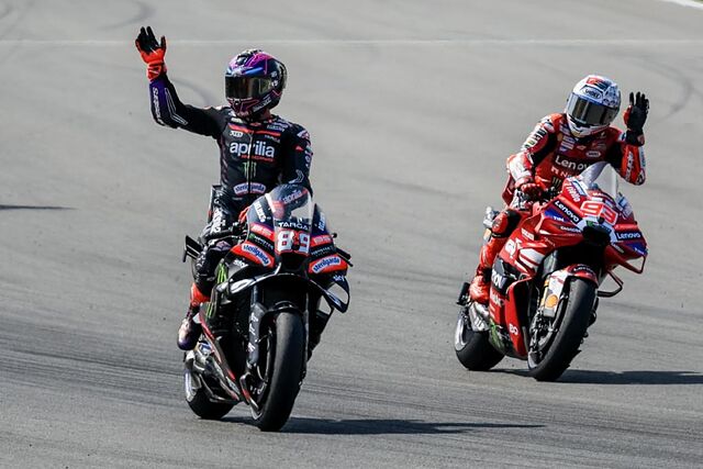 Jorge Mart�n y Marc M�rquez saludan en Brno.