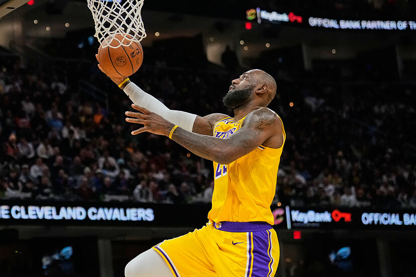 LeBron's defensive choice fuels Lakers' frustrations in Knicks defeat | Marca