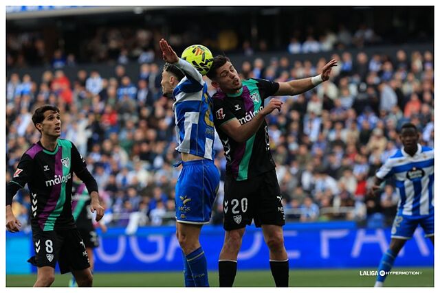 Un activo Stoichkov y Montero disputan un bal�n a�reo en Riazor
