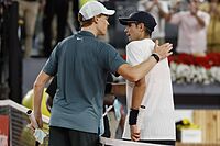 Sinner saluda a J�dar en la red tras acabar el partido