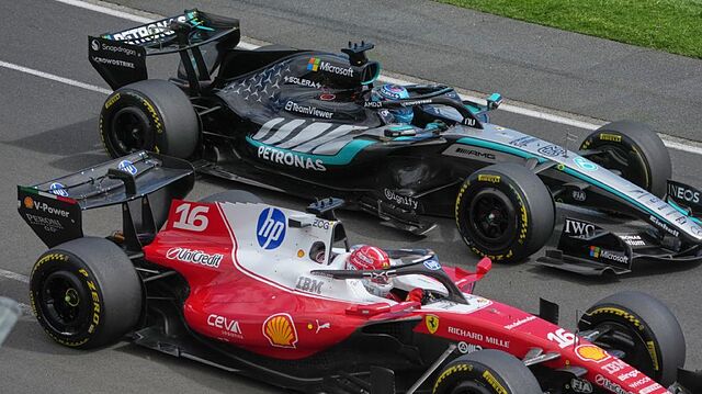 Russell y Leclerc, en su luchar de las primeras vueltas en Melbourne.