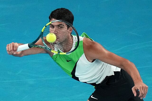 Alcaraz pega de derecha.