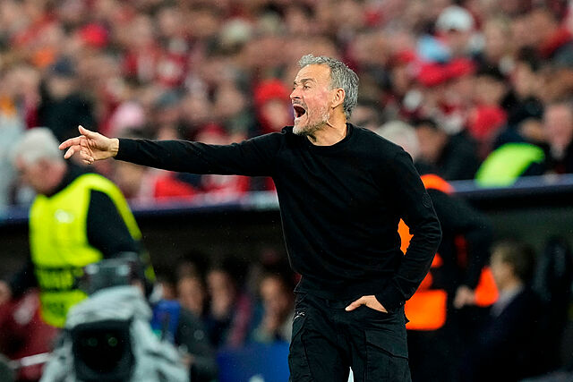 Luis Enrique da instrucciones durante las semifinales de Champions de Bayern contra PSG de hoy