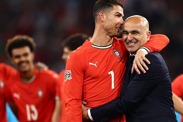 Cristiano Ronaldo se abraza a Roberto Mart�nez.