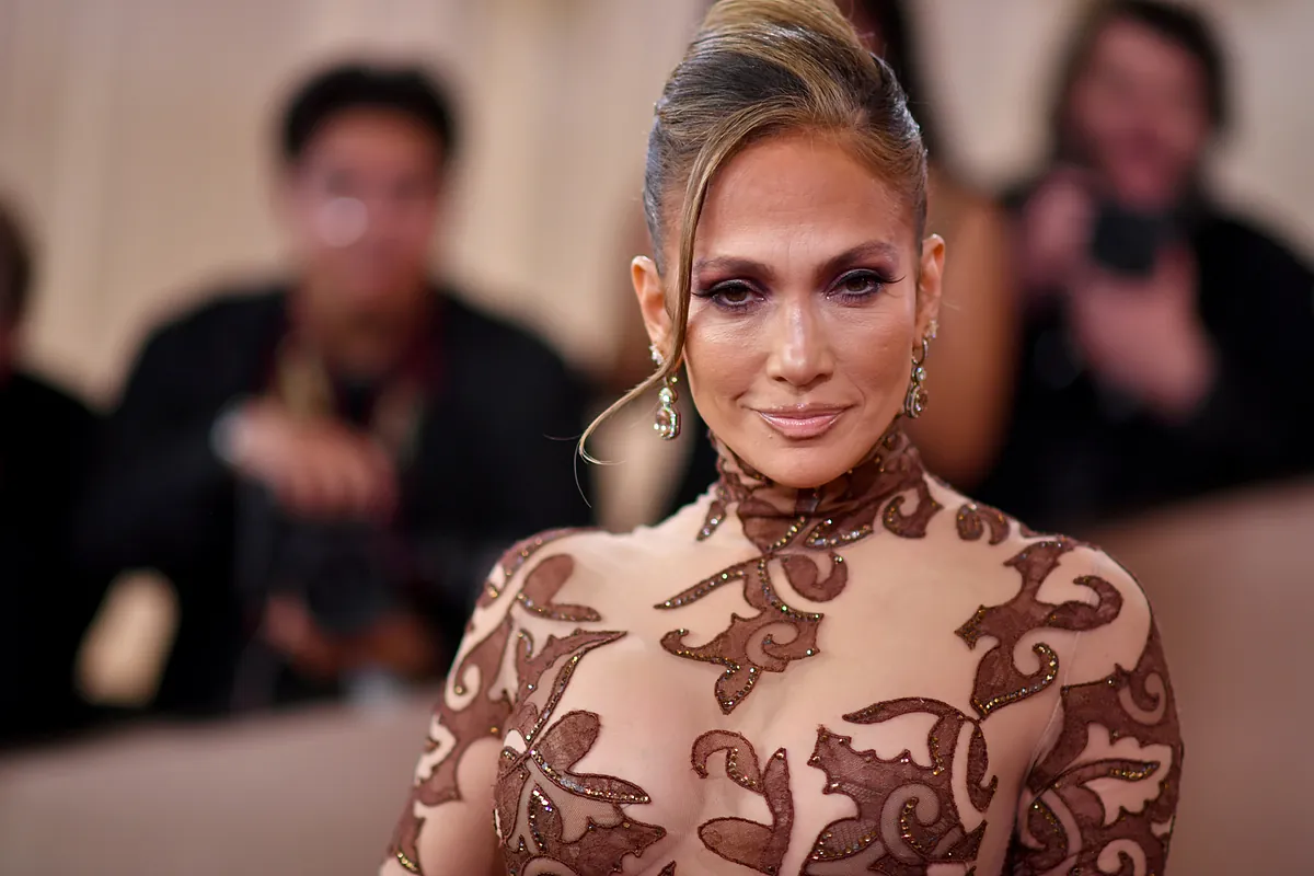 Jennifer Lopez laughs off near-fall during high-energy Vegas performance