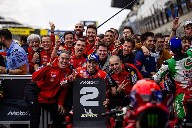 Gigi Dall'Igna, a la izquierda, en la celebraci�n de Marc M�rquez.