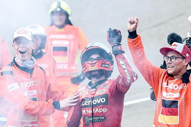 Marc M�rquez se�ala al cielo en su celebraci�n.