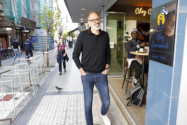 Matarazzo pasea con normalidad este lunes por la calle San Marcial de San Sebasti�n.