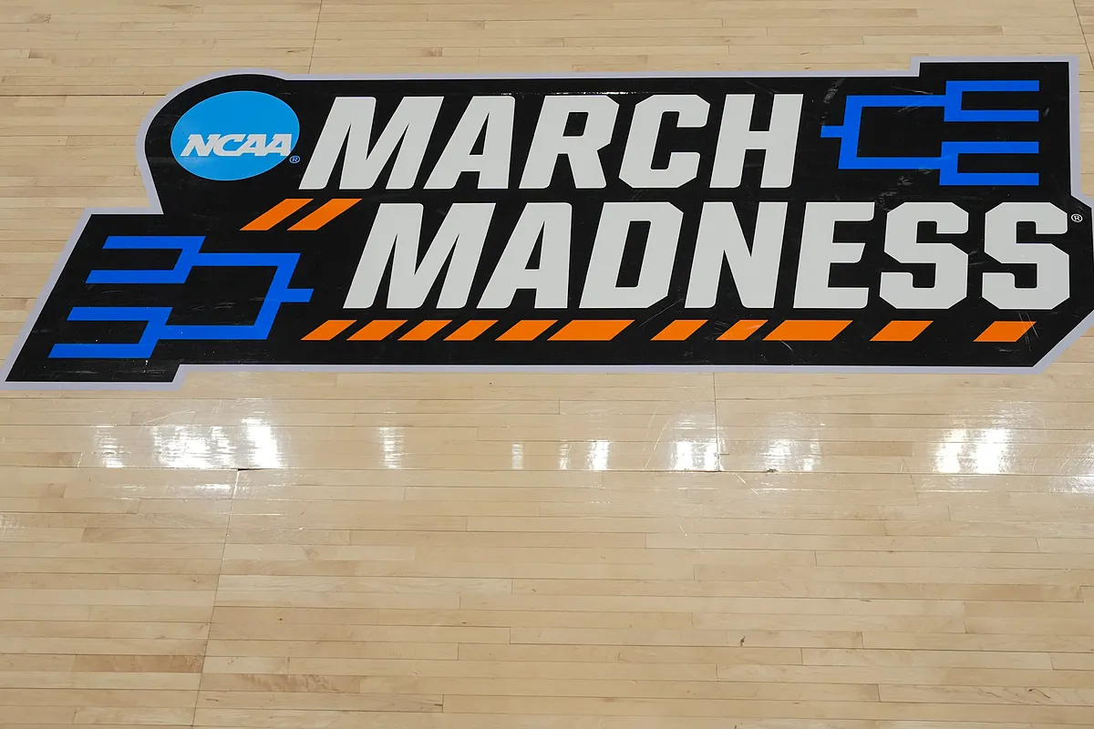 What team does AI pick to win March Madness 2026 as Houston Duke and Arizona lead projections