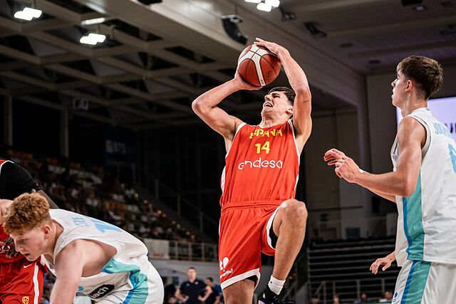 Diego Niebla lanza a canasta durante la semifinal ante Eslovenia.