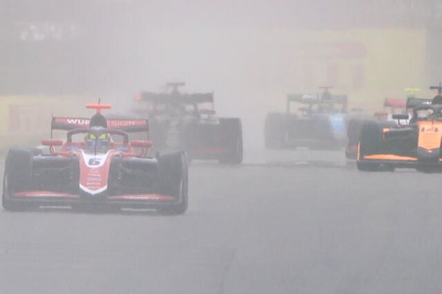 La lluvia en el inicio de Silverstone.