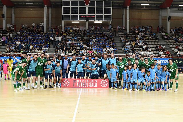 Los jugadores de Movistar Inter posan con su equipo Inter Diversidad camp�on de la 1� Divisi�n Femaddi