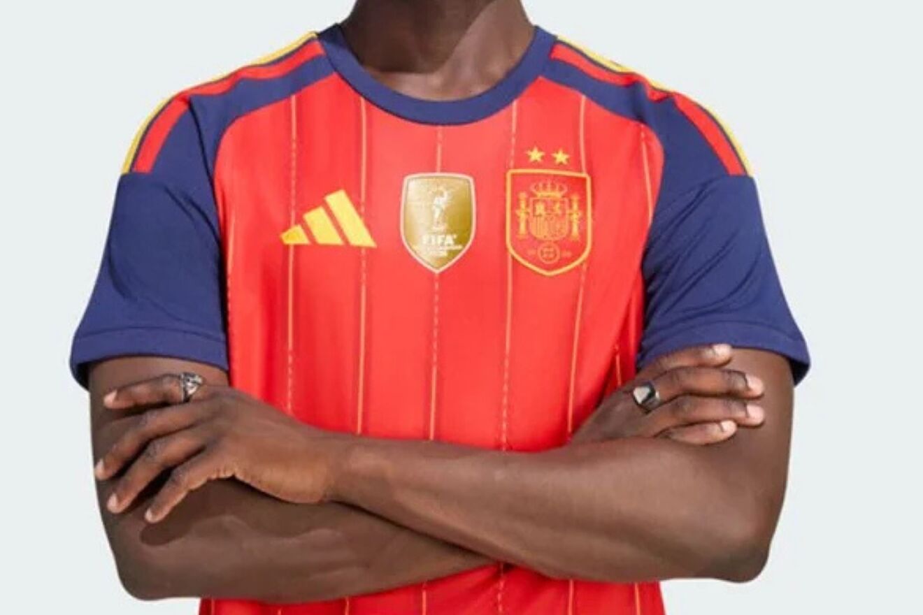 La camiseta de España con las dos estrellas.