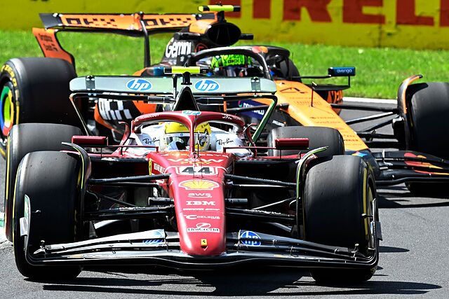 Lewis Hamilton, delante de Lando Norris, en los entrenamientos libres del GP de Italia.