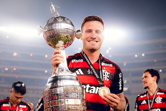 Sa�l ��guez levanta la Copa Libertadores con el Flamengo.
