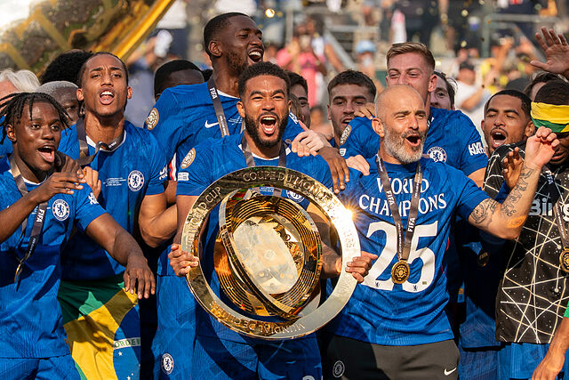 El capit�n Reece James levanta el trofeo del Mundial.