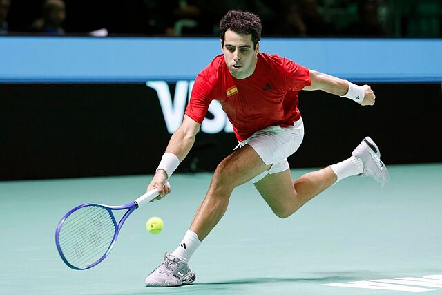 Munar intenta llegar a una pelota.