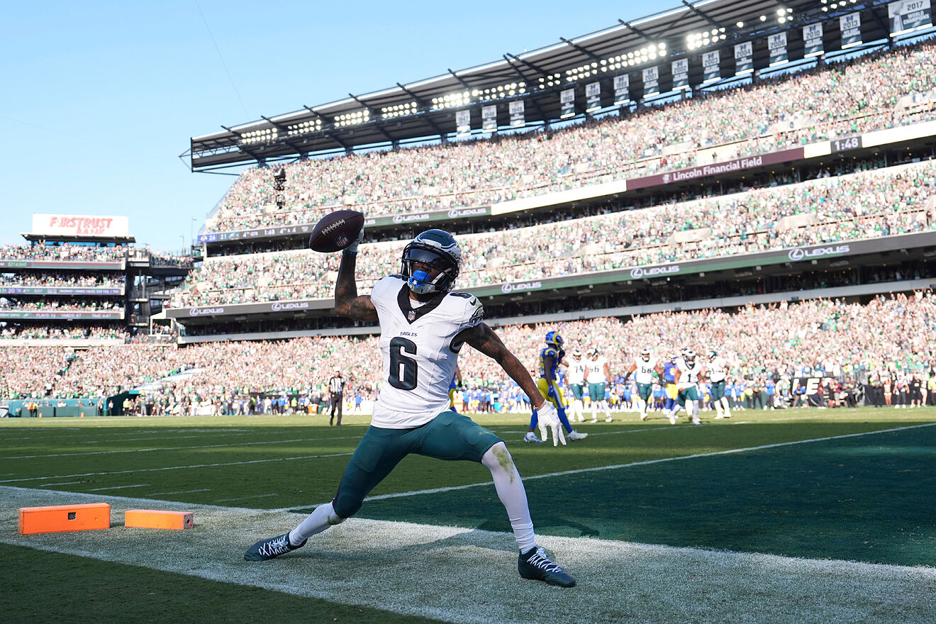 DeVonta Smith's warning to the Eagles security guard who "almost broke his neck" while looking at his fiancee, Mya Danielle