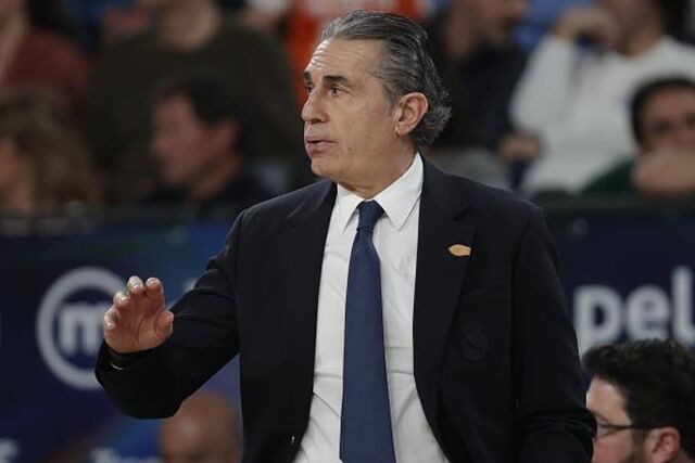 Sergio Scariolo da instrucciones a los jugadores del Real Madrid durante el partido.