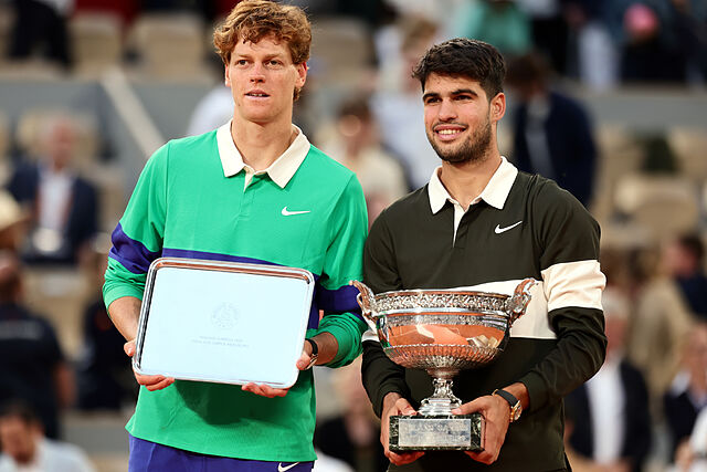 Carlos Alcaraz y Jannik Sinner durante la ceremonia de premiaci�n de Roland Garros.