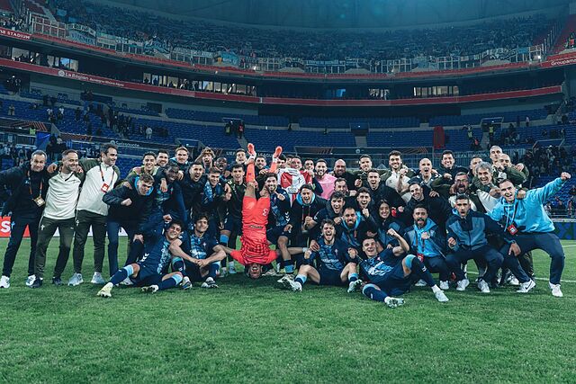 Los jugadores del Celta tras derrotar al Lyon y clasificarse para cuartos de la Europa League.