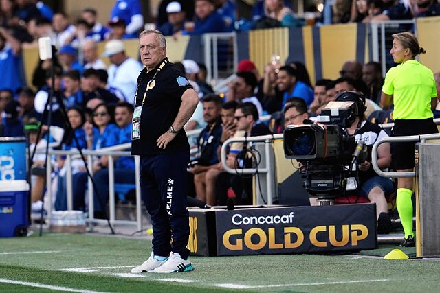 Dick Advocaat, dirigiendo a Curazao.