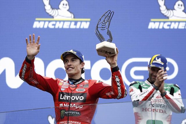 Marc M�rquez, en el podio.