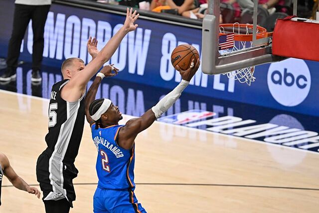 Shai Gilgeous-Alexander hace una entrada a canasta ante los Spurs.