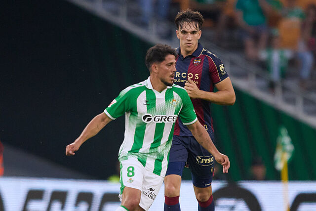 Fornals ante Esp�, durante el partido