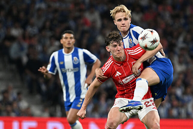 Victor Froholdt y Ryan Yates pelean un bal�n en el Porto 1-1 Nottingham Forest